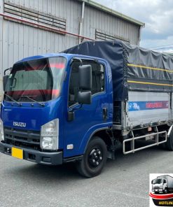 Xe tải Isuzu QMR77HE5 2.8 tấn thùng bạt sở hữu thiết kế hiện đại, động cơ Euro 5 mạnh mẽ tiết kiệm nhiên liệu, khả năng vận hành bền bỉ phù hợp nhu cầu vận chuyển hàng hóa đa dạng tại thành phố và liên tỉnh.