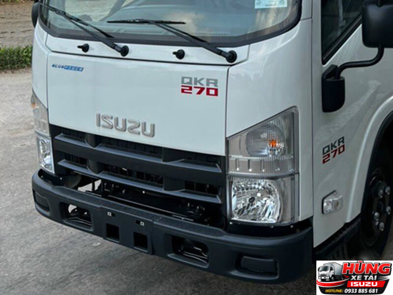 Xe tải Isuzu QMR77HE5 2.8 tấn thùng bạt sở hữu thiết kế hiện đại, động cơ Euro 5 mạnh mẽ tiết kiệm nhiên liệu, khả năng vận hành bền bỉ phù hợp nhu cầu vận chuyển hàng hóa đa dạng tại thành phố và liên tỉnh.