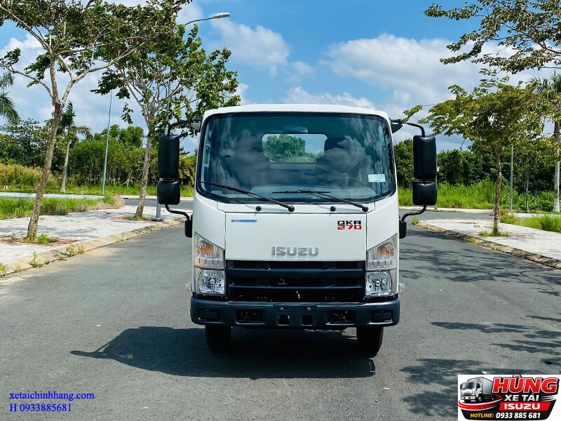Xe tải Isuzu QMR77HE5 2.8 tấn thùng bạt sở hữu thiết kế hiện đại, động cơ Euro 5 mạnh mẽ tiết kiệm nhiên liệu, khả năng vận hành bền bỉ phù hợp nhu cầu vận chuyển hàng hóa đa dạng tại thành phố và liên tỉnh.