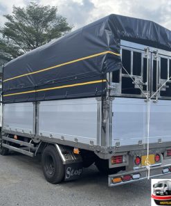 Xe tải Isuzu QMR77HE5 2.8 tấn thùng bạt sở hữu thiết kế hiện đại, động cơ Euro 5 mạnh mẽ tiết kiệm nhiên liệu, khả năng vận hành bền bỉ phù hợp nhu cầu vận chuyển hàng hóa đa dạng tại thành phố và liên tỉnh.