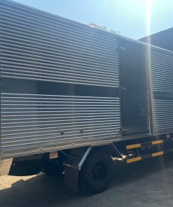 Xe tải Isuzu QKR210 thùng kín chính hãng màu trắng, thiết kế hiện đại, tải trọng linh hoạt, động cơ bền bỉ tiết kiệm nhiên liệu, phù hợp vận chuyển hàng hóa trong thành phố và liên tỉnh.