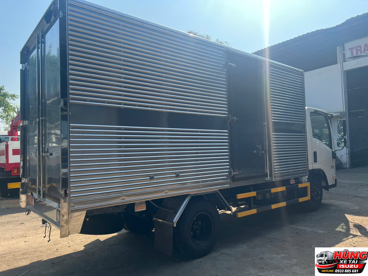 Xe tải Isuzu QKR210 thùng kín chính hãng màu trắng, thiết kế hiện đại, tải trọng linh hoạt, động cơ bền bỉ tiết kiệm nhiên liệu, phù hợp vận chuyển hàng hóa trong thành phố và liên tỉnh.
