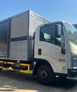 Xe tải Isuzu QKR210 thùng kín chính hãng màu trắng, thiết kế hiện đại, tải trọng linh hoạt, động cơ bền bỉ tiết kiệm nhiên liệu, phù hợp vận chuyển hàng hóa trong thành phố và liên tỉnh.