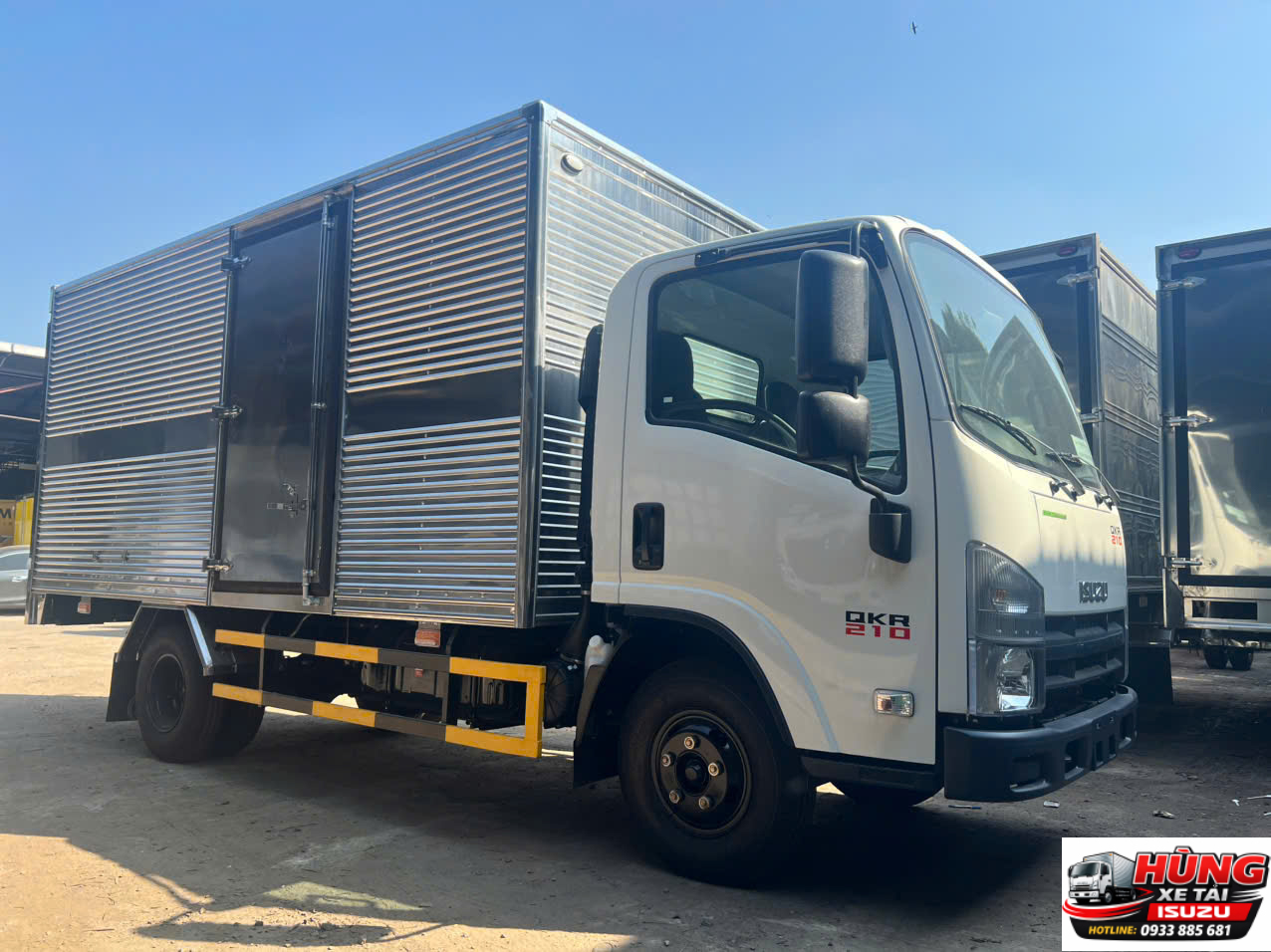 Xe tải Isuzu QKR210 thùng kín chính hãng màu trắng, thiết kế hiện đại, tải trọng linh hoạt, động cơ bền bỉ tiết kiệm nhiên liệu, phù hợp vận chuyển hàng hóa trong thành phố và liên tỉnh.