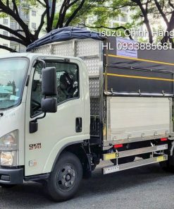 Xe tải Isuzu QMR77HE5 2.8 tấn thùng bạt sở hữu thiết kế hiện đại, động cơ Euro 5 mạnh mẽ tiết kiệm nhiên liệu, khả năng vận hành bền bỉ phù hợp nhu cầu vận chuyển hàng hóa đa dạng tại thành phố và liên tỉnh.