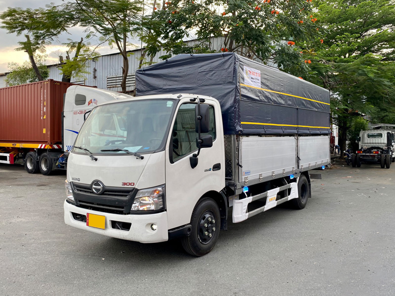 Xe tải Hino XZU720L thùng mui bạt tải 3.5 tấn