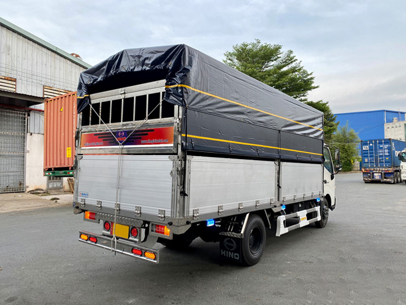 Xe tải Hino XZU720L thùng mui bạt tải 3.5 tấn