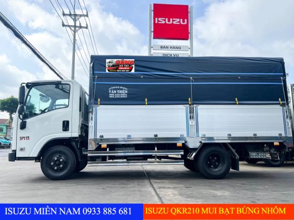 Xe tải Isuzu QMR77HE5A 1.9 tấn thùng bạt chính hãng