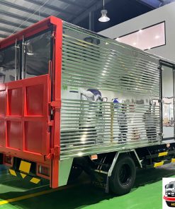 Mua xe tải Isuzu QKR210 thùng kín bửng nâng tại Đồng Nai. Giá ưu đãi, thùng chắc chắn, động cơ bền, phù hợp vận chuyển nội thành và khu công nghiệp.