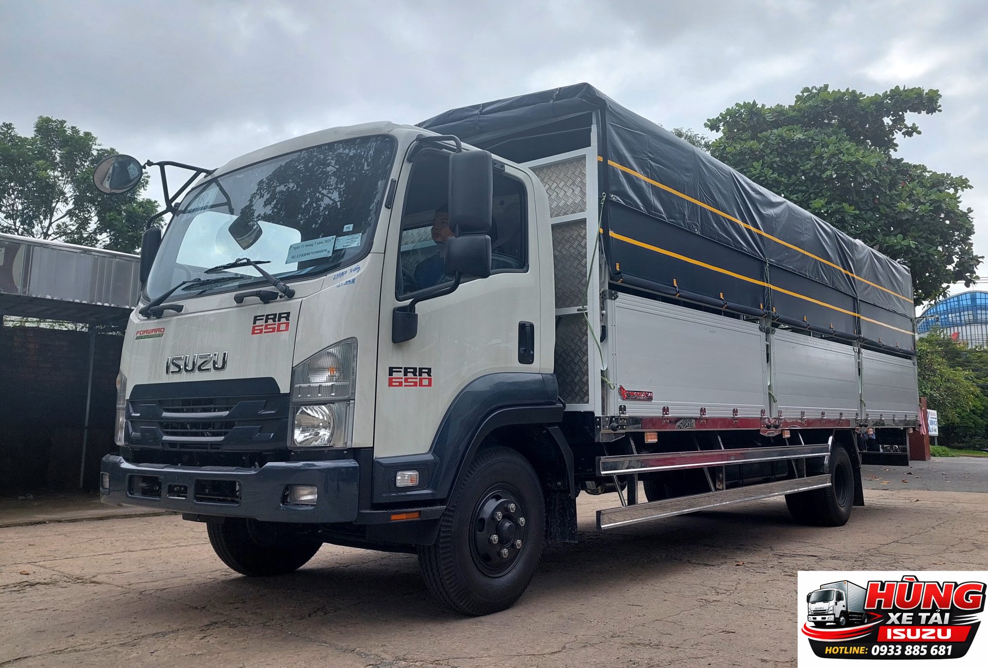 Xe tải Isuzu FRR90QE5 thùng bửng nhôm tải 6.2 tấn, động cơ mạnh mẽ, tiết kiệm nhiên liệu, thùng chắc chắn, giá tốt, giao xe nhanh toàn quốc.